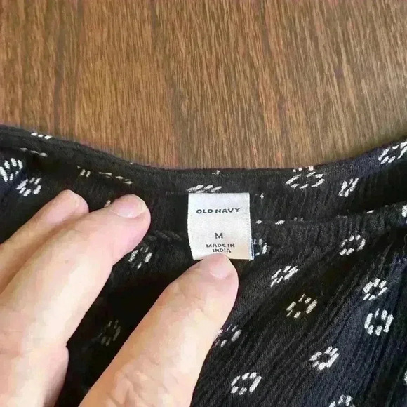 Old Navy flowy Women’s Size M Top. Tie Detail. Flutter Sleeve. Black And White - Picture 5 of 6